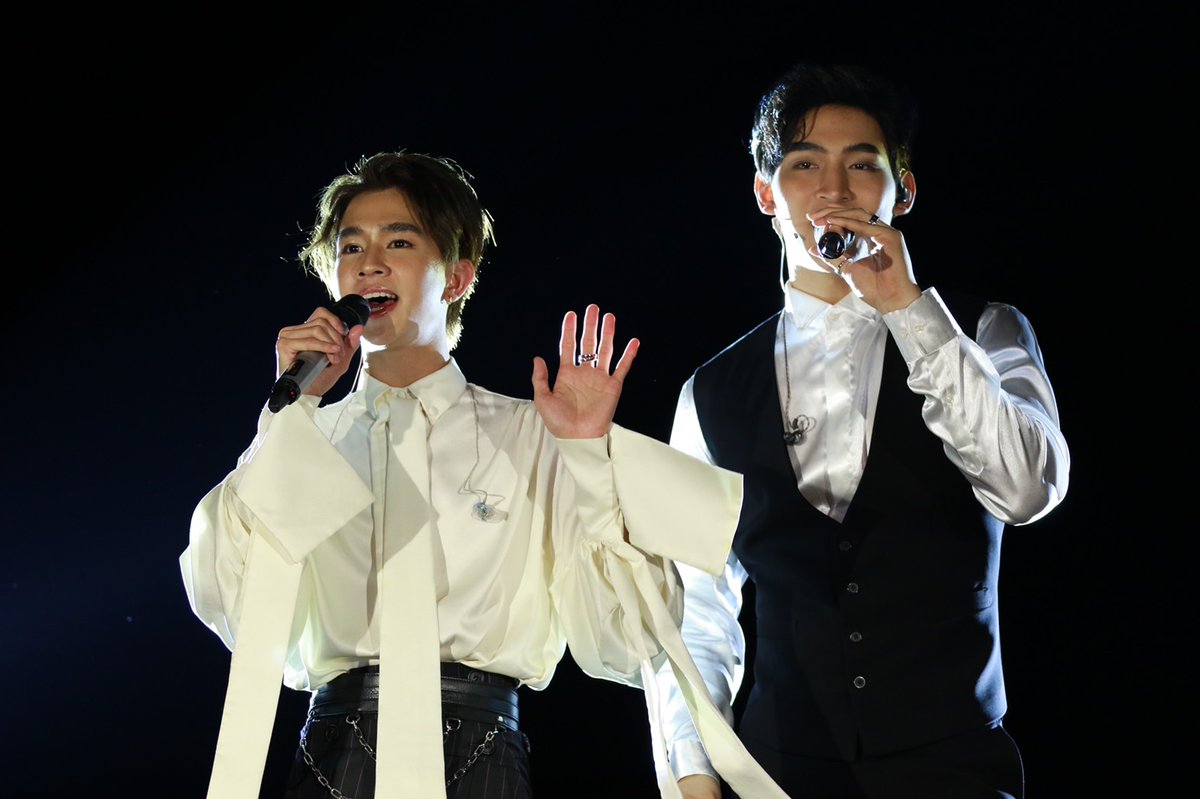 siambanterng1's tweet photo. ผ่านพ้นไปแล้วกับงาน #OhmFluke Countdown Party 2021 พาแฟนๆ ล่องเรือรับความฟินระดับ10 กว่า4ชม.คู่จิ้น #โอห์มฟลุ้ค ก็ไม่ทำให้แฟนๆผิดหวัง เสิร์ฟโมเม้นต์ หวานๆ เท่ๆ น่ารักๆ แบบไม่ยั้ง ถือเป็นค่ำคืนแห่งความสุขของเหล่า My Blue ส่งท้ายปีกันเลยทีเดียว 🎉❤️🎈
#เจ้าแก้มก้อน 
#โอห์มไง https://t.co/rV6M1UAHZj