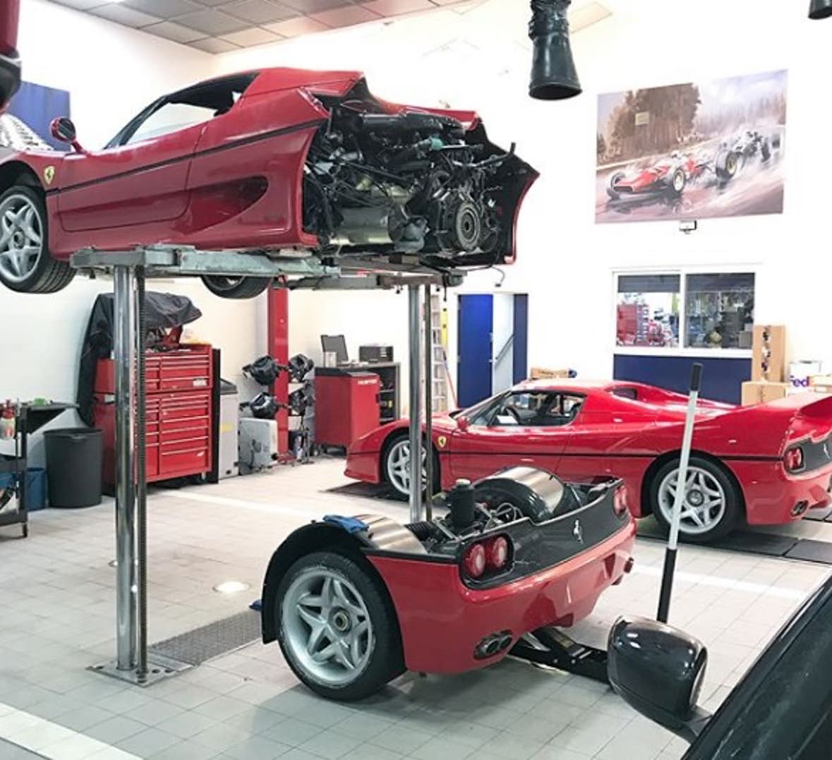 JsemBasnik's tweet photo. Ano milé děti. 
Takhle se mění spojka na jednom kousku ze svaté pětky z Maranella, na Ferrari F50. 
Auto se při tomto servisu musí rozpůlit a tato operace přijde na 250 tisíc. 😁 https://t.co/q1ynKH2TXw