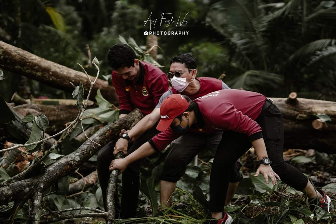 syahirnomic's tweet photo. AMAL, datang tanpa dipanggil, pulang tanpa dikenali.

Dengar sahaja ada bencana dan musibah, AMAL antara yang terawal datang, dan biasanya AMAL yang terakhir pulang.

#TeamAMAL 

Kredit foto Arif FN &amp; team AMAL https://t.co/yI8sRkWLJn