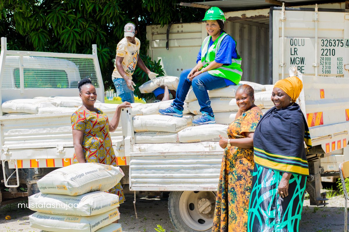 janethmahawanga's tweet photo. Nimekutana na kamati ya Ujenzi na uongozi wa Jumuiya ya Wanawake Wilaya ya Kigamboni na kukabidhi  tani tano za saruji kwa ajili ya ujenzi wa nyumba ya Katibu wa Umoja wa wanawake Wilaya ya Kigamboni unaoendelea. https://t.co/3AIKernLdT