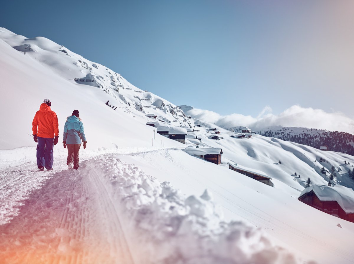 valaiswallis's tweet photo. Eine #Winterwanderung im @valaiswallis ist pure Erholung! Atmet frische #Bergluft ein, durchquert verschneite #Wälder, beobachtet die #Natur und lauscht dem Knistern des #Schnees unter euren Füssen. https://t.co/ot9W1YEuly https://t.co/hDWcX9NiVX