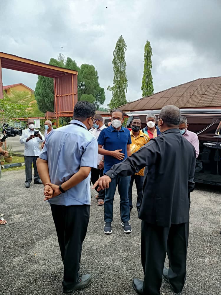 MIC_Malaysia's tweet photo. YBhg Dato' T. Murugiah Naib Presiden MIC merangkap Penyelaras Parlimen #P076 #TelukIntan telah melawat beberapa Pusat Pemindahan Sementara (PPS) bencana banjir di Teluk Intan yang menempatkan 280 keluarga. https://t.co/6UJknPc0uv