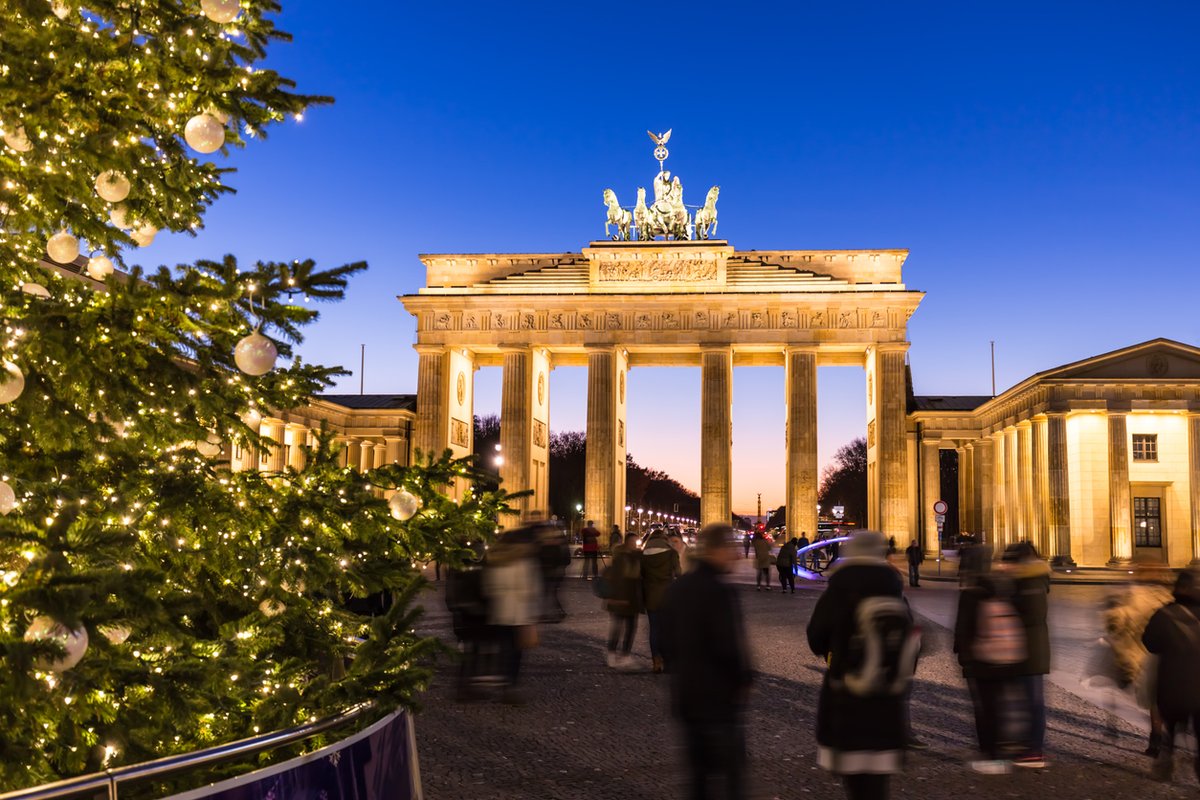 w_t_berlin's tweet photo. Christmas greetings from wohlgemuth + team in Berlin!
We wish you and your families a very merry Christmas and a good &amp; healthy start into the new year! Stay safe!

#merrychristmas #christmas #weihnachten #berlin #brandenburgertor https://t.co/cwYqJdcm5Z