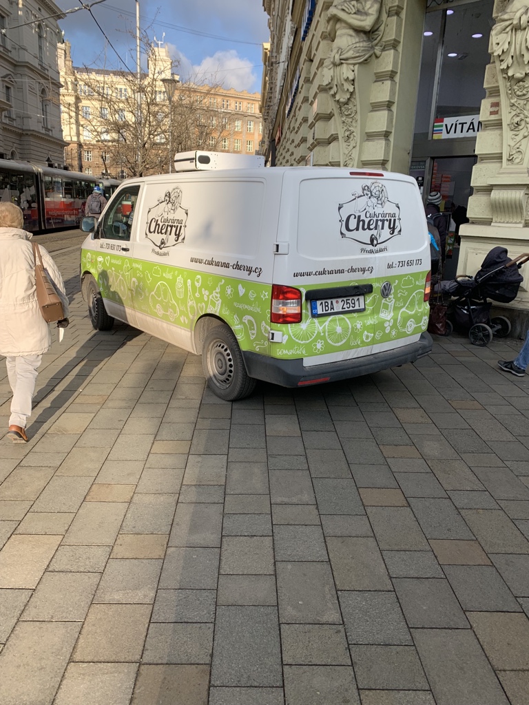 Sweet macho parking. Jen nevím, proč se tak omezoval a nezajel přímo do prodejny.
<a href="/nahodny_chodec/">kolemjdoucí</a>