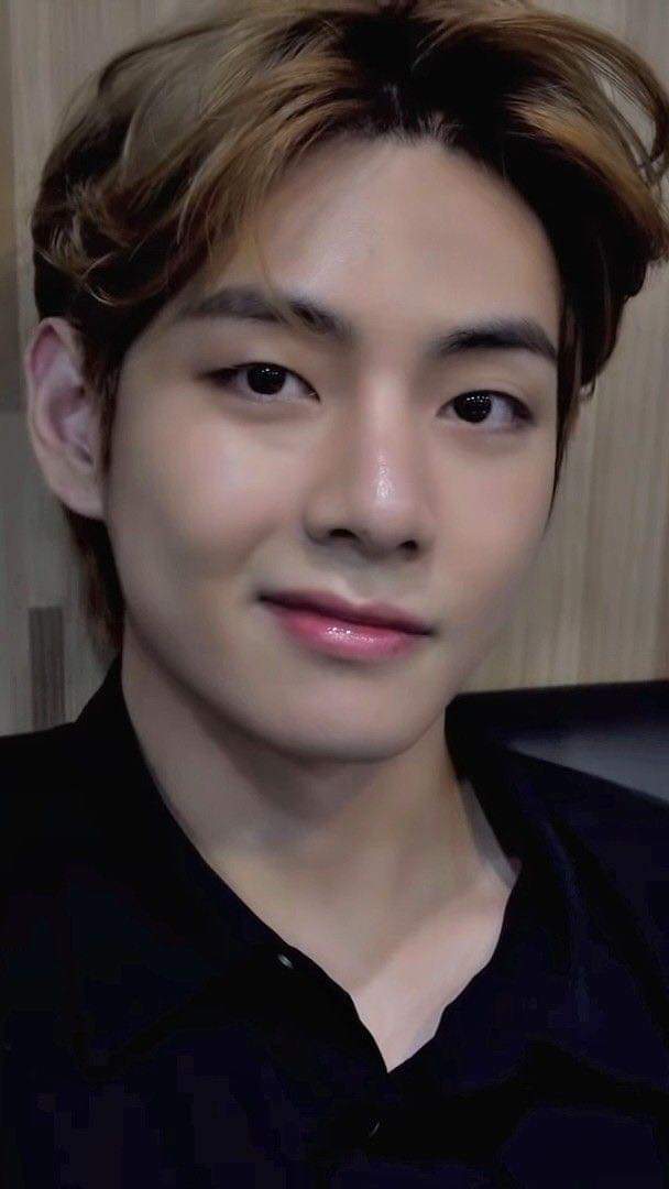 chocobun_tae's tweet photo. hiii ARMY 👋👋 #V https://t.co/MAFDgPEx7j