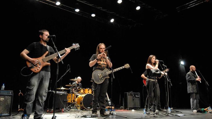 HMetalBrigade's tweet photo. #TalDiaComoHoy del año 2016 la banda de folk metal @TaranusOficial publica su segundo álbum #Ánima. Se presentaba unos días antes en vivo en la @LaboralCdlC de #Gijón acompañados por la @OSPAcom y el gaitero Xuacu Amieva.
#5aniversario https://t.co/wb9nMrgQdv