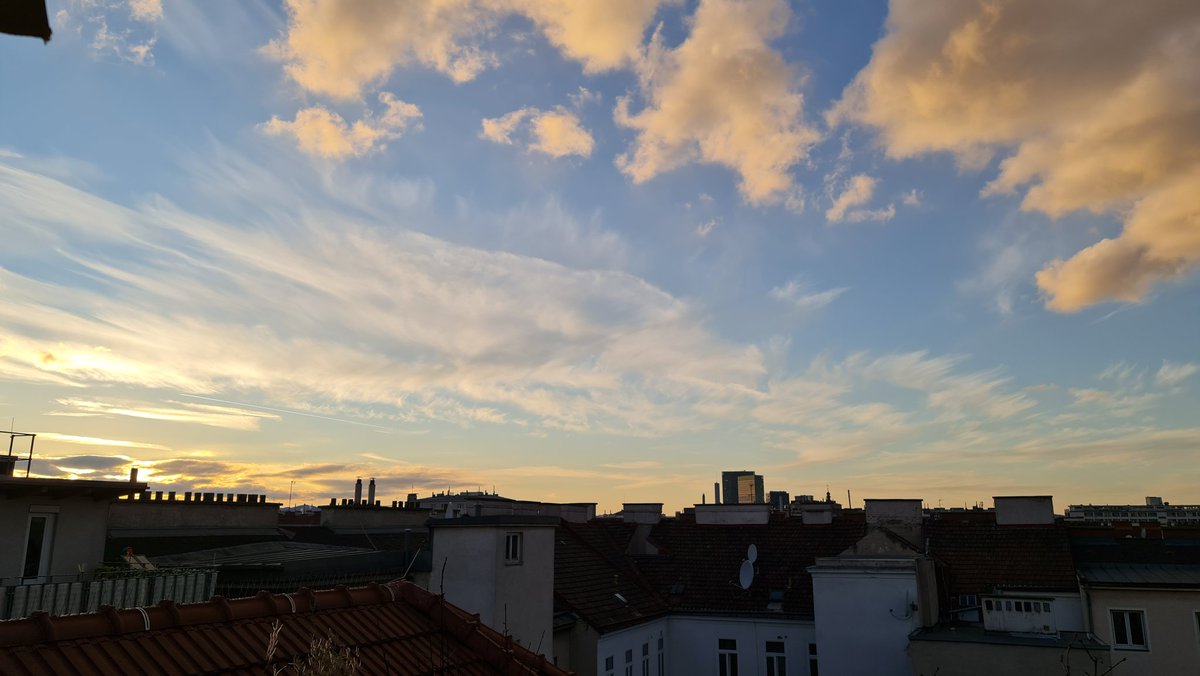 WWien10's tweet photo. Kurz vor dem #Winterbeginn verabschiedete sich gestern die "Herbstsonne" von #Favoriten. https://t.co/yHW1SQCwQy