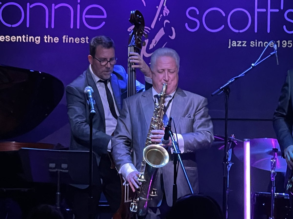 Stevens_Artist's tweet photo. Oh what a night!! Fabulous time In the best joint in town @officialronnies Amongst great friends Watching ⭐️⭐️⭐️⭐️⭐️ entertainment The marvellous @Rgelato and his Amazing band The Giants. 🎤🎷🤌🇮🇹😎🎵🎶🎄#jazz #raygelato #ronniescottsjazzclub #soho https://t.co/FM5K9fZNtH