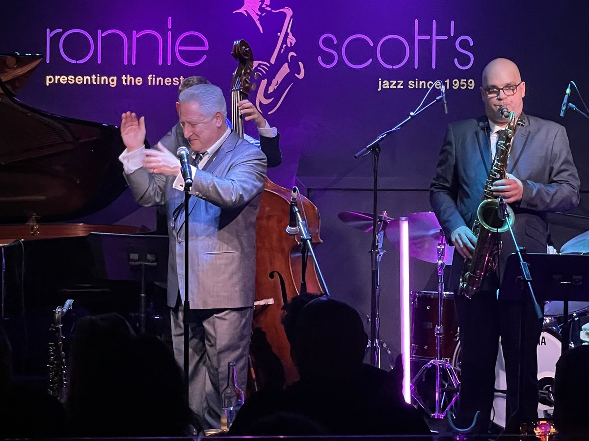 Stevens_Artist's tweet photo. Oh what a night!! Fabulous time In the best joint in town @officialronnies Amongst great friends Watching ⭐️⭐️⭐️⭐️⭐️ entertainment The marvellous @Rgelato and his Amazing band The Giants. 🎤🎷🤌🇮🇹😎🎵🎶🎄#jazz #raygelato #ronniescottsjazzclub #soho https://t.co/FM5K9fZNtH