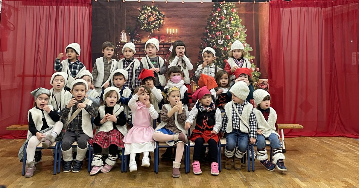 Al C2 ja hem començat la Cantada de Nadales amb Els Troglos de P3A! <a href="/MdcCarla/">Carla MDC</a> <a href="/marta_mdc/">MartaMdc</a> <a href="/escolamdcprat/">escolamdcprat</a>