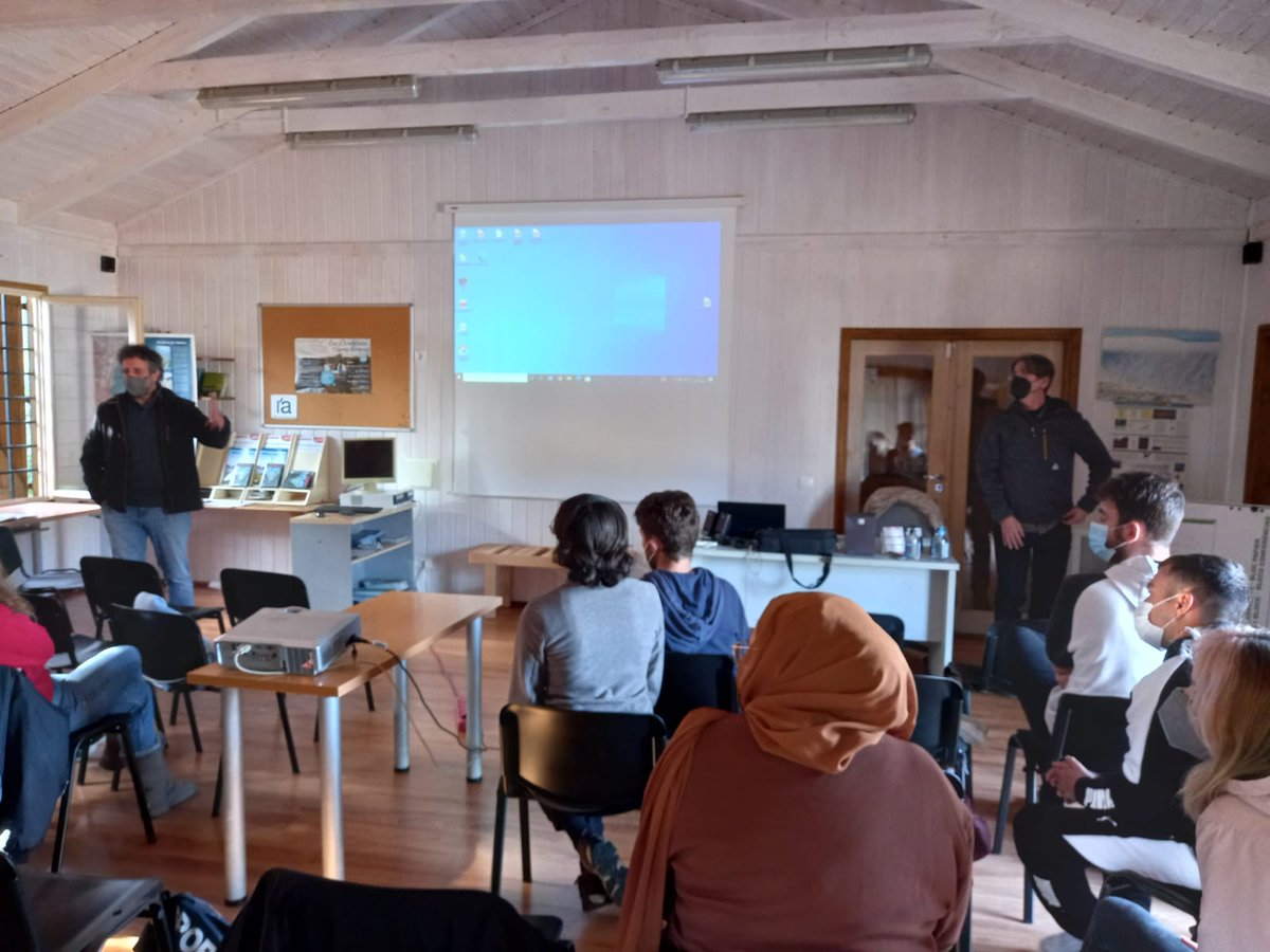 DevesaAlbufera's tweet photo. 📽️ Projecció del documental #Patches i col·loqui sobre la #rosseta, 🦆au en perill d'extinció, i la importància de la conservació d'aiguamolls, de la mà de Pablo Vera i Álvaro Olavarría amb alumnat del CFGS d'Educació i Control Ambiental de l'IES el Saler
#LifeCercetaPardilla https://t.co/urVO1CAI8D