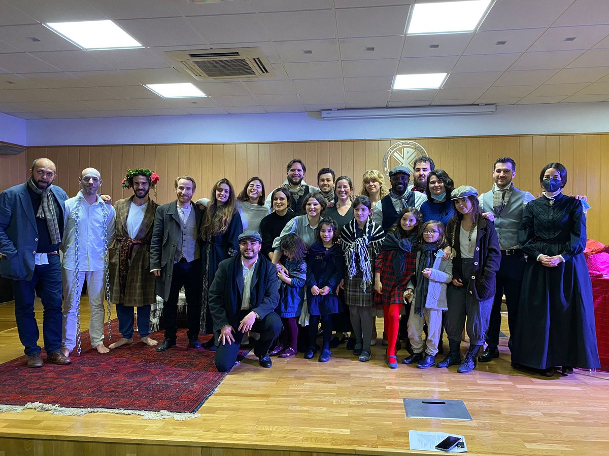teatro_ucv's tweet photo. ¡Y pasó! Feliz Navidad desde el aula de teatro. ¡Por muchos más "Cuento(s) de Navidad" juntos! https://t.co/8dpXcAbFPg