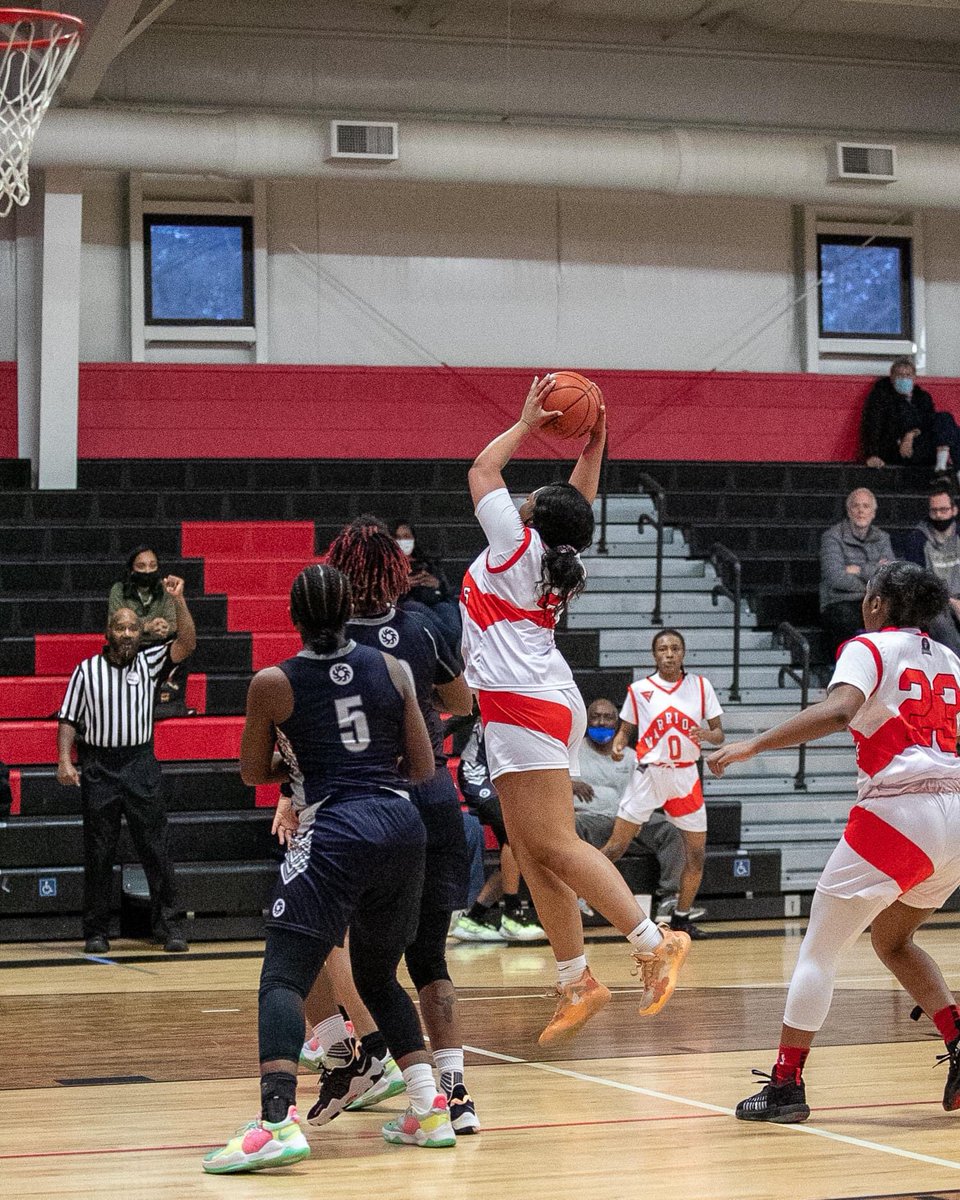 UnicornMom1231's tweet photo. She may not be a top scorer but she’s one hell of a defender, rebounder and court chief I love watching her play #KeepWorkingKid #BreThomas2023 https://t.co/bt1ABVV1lc