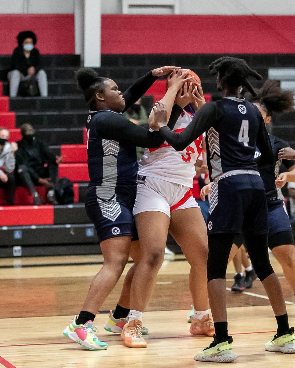 UnicornMom1231's tweet photo. She may not be a top scorer but she’s one hell of a defender, rebounder and court chief I love watching her play #KeepWorkingKid #BreThomas2023 https://t.co/bt1ABVV1lc