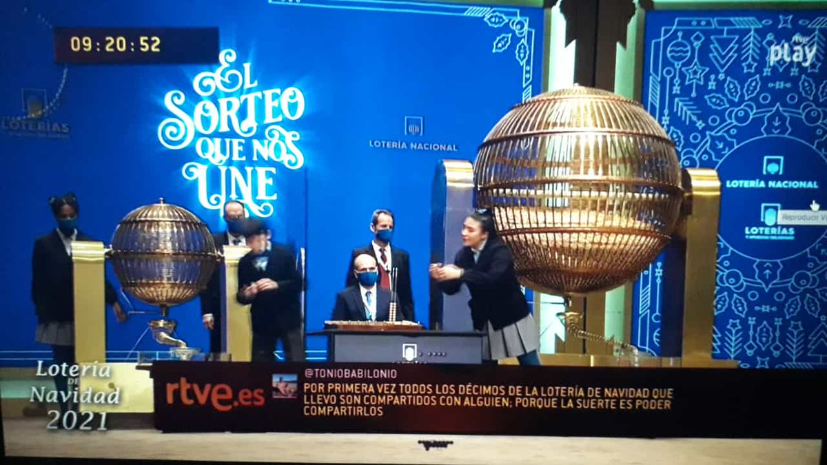 ChristiCastill's tweet photo. @rtve @La1_tve @rne Hola S &amp; B!
Viendo la #LoteriadeNavidad desde UK. Feliz Navidad a todos y mucha salud!!! https://t.co/tMJfEH2q6t