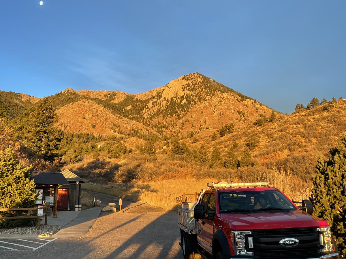 CSFDPIO's tweet photo. #ColoradoSpringsFire is on scene at Blodgett Peak for grass fire. Fire is estimated at 3/4 acres. NO pre-evacuation/evacuations are in place at this time. Multiple agencies are on scene and responding. No need to call 911 on this fire  #BlodgettPeakFire https://t.co/S8GlUML89k