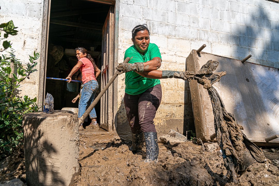 garyschapman's tweet photo. For many people globally, it has been a continued year of challenges. 

I'm grateful to work with organizations that can look back to what they've accomplished and look forward to accomplishing more. 
#humanitarianaid #humanitarianphotographer #safewater #sonyalpha https://t.co/LNCfPG5dVE