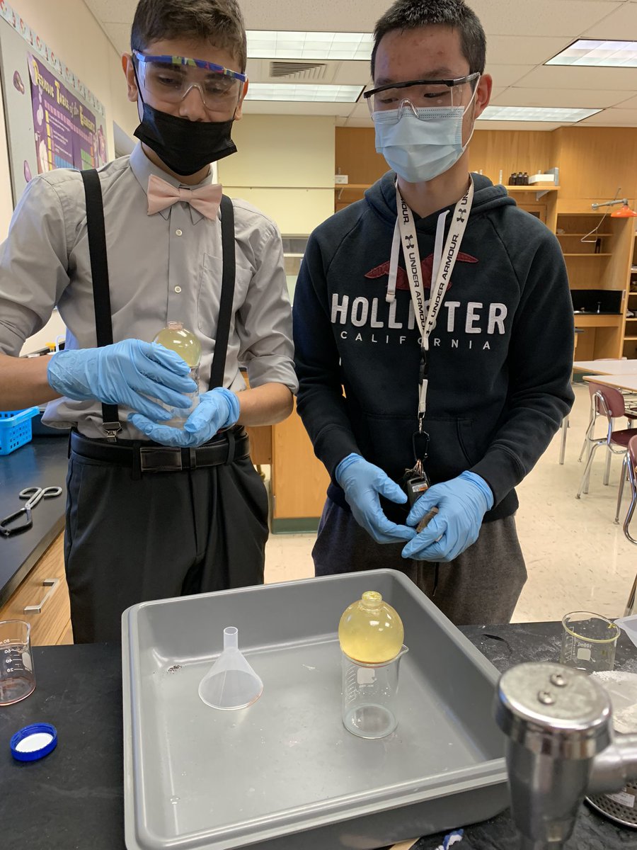 ChemTechTeach's tweet photo. Ss discovered factors that effect reaction rates with lava-lamp ornaments! Ohhh Chem-is-tree, oh Chem-is-tree how lovely are thy Ss!
#slaterscience #chemistry #reactionrates #kinetics #chemrocks #apchem
@SlatersBAHS https://t.co/XPzPk6sB9b
