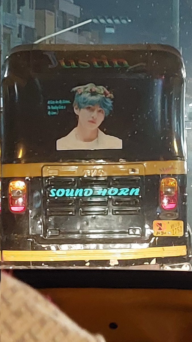 yoons_moonlight's tweet photo. Okay so i was traveling back to home and happened to meet Taehyung omw😃
Idk how to feel about this😭 

(In case someone is wondering what the lines says, it says: "All girls are my sisters, but the one reading is my lover"😭😭😭😭) https://t.co/uuXzxSc5Bw