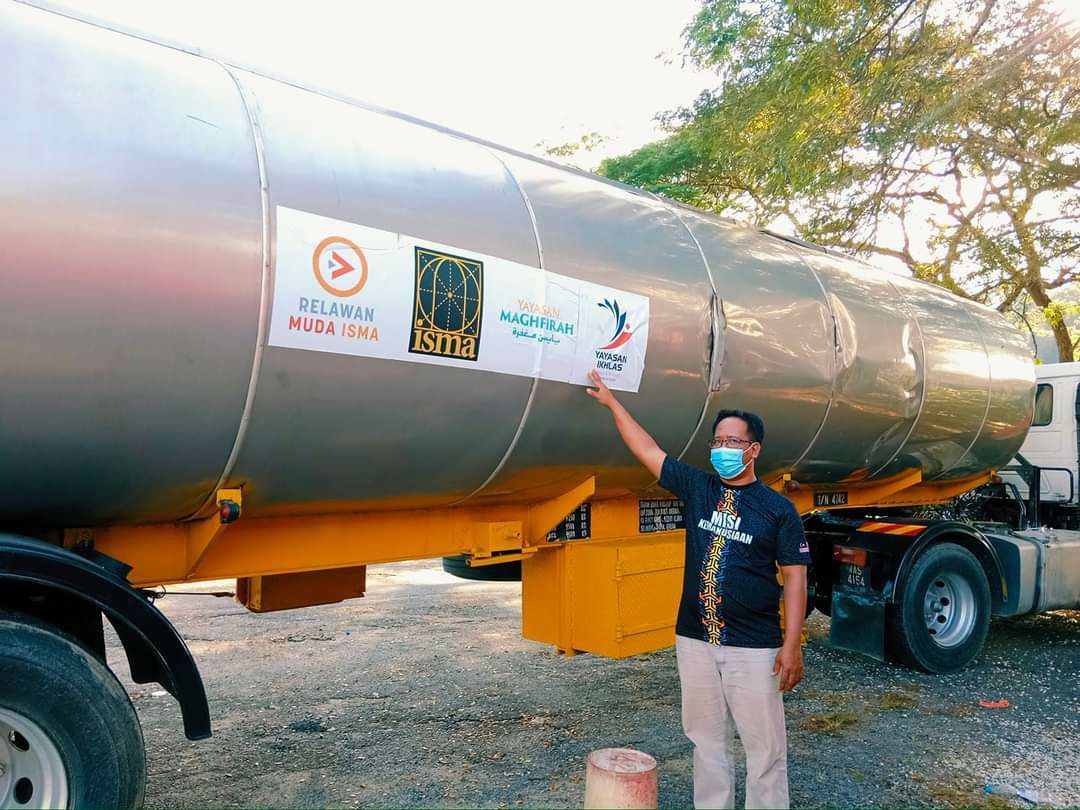 Haziqmahmur90an's tweet photo. kerajaan hantar bantuan ❌

NGO sediakan tangki gergasi 4000L air bersih untuk mangsa banjir ✅ https://t.co/pdCvHzSsiM