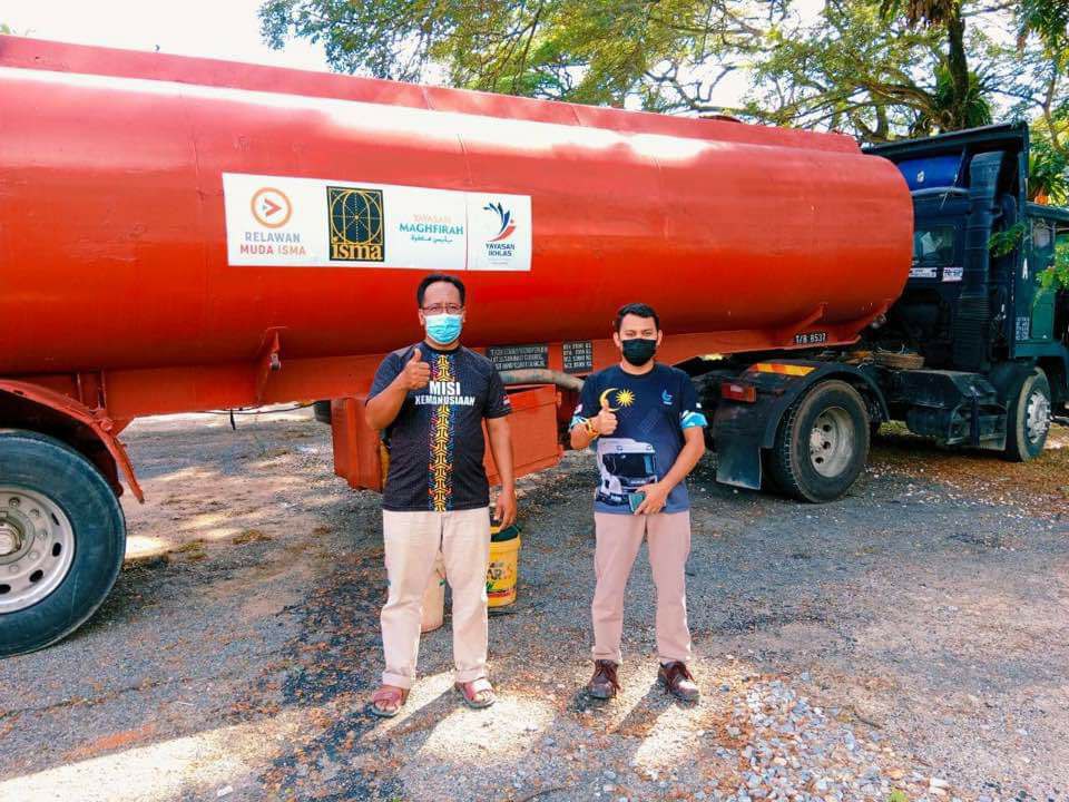 kerajaan hantar bantuan ❌

NGO sediakan tangki gergasi 4000L air bersih untuk mangsa banjir ✅