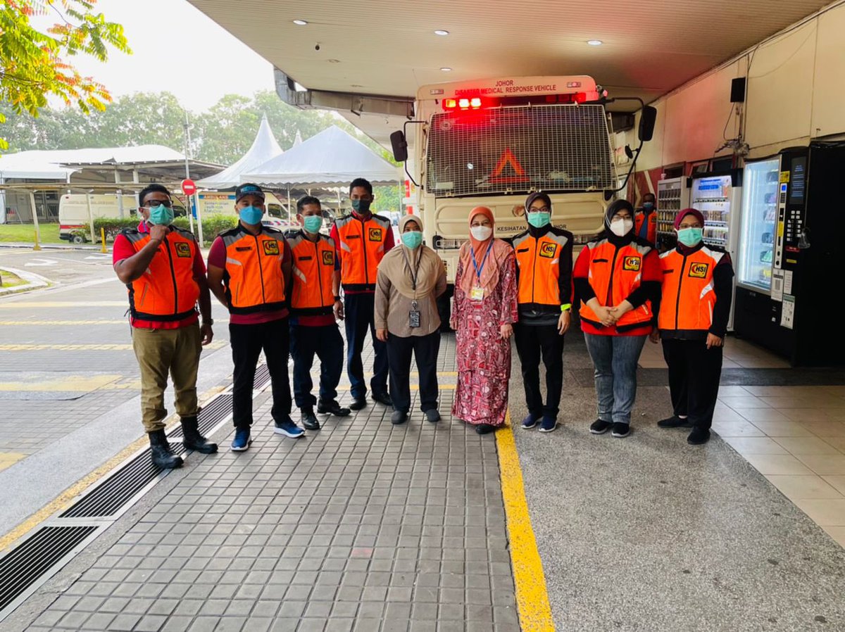 DGHisham's tweet photo. Alhamdulilah, Johor Disaster Medical Response Vehicle telah digerakkan ke kawasan bencana banjir di Negeri Selangor untuk memberi perkhidmatan kesihatan dan rawatan perubatan kepada penduduk setempat. https://t.co/cJYNSK9YCA