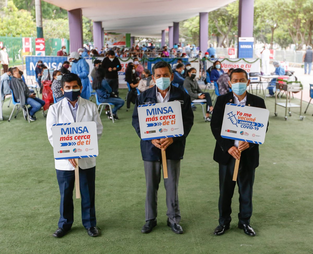 Minsa_Peru's tweet photo. Seguimos vacunando. Cientos de ciudadanos acuden al centro de vacunación del Campo de Marte, para protegerse de la #COVID19. La actividad fue supervisada por el ministro de Salud, Hernando Cevallos y el presidente de la Comisión de Salud del Congreso, Hitler Saavedra https://t.co/4YAsxHdcrA