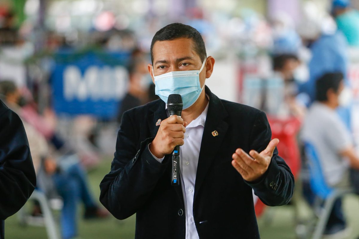 Minsa_Peru's tweet photo. Seguimos vacunando. Cientos de ciudadanos acuden al centro de vacunación del Campo de Marte, para protegerse de la #COVID19. La actividad fue supervisada por el ministro de Salud, Hernando Cevallos y el presidente de la Comisión de Salud del Congreso, Hitler Saavedra https://t.co/4YAsxHdcrA