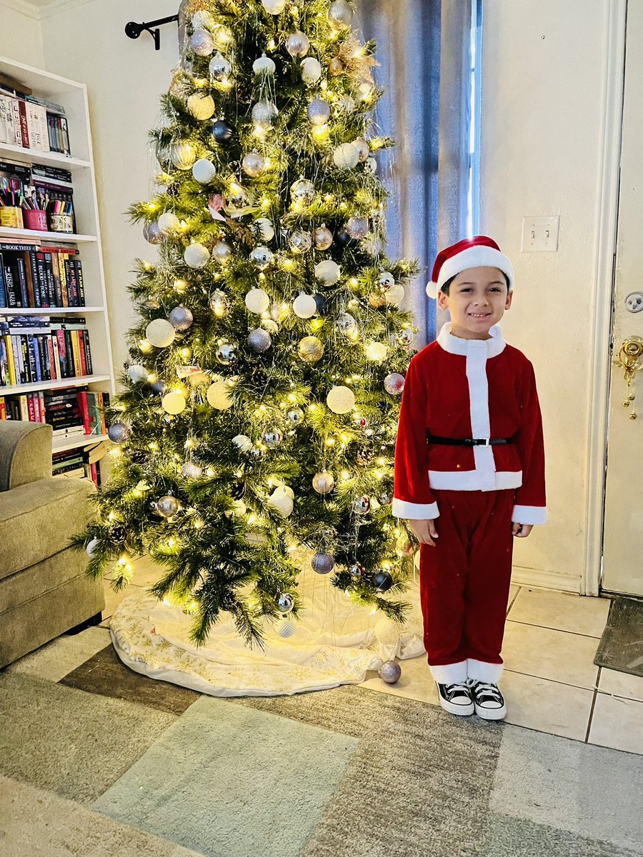 BookItalias's tweet image. Christmas character day at @LaurelesMustang  !! #Kinder #school #Christmas #santa