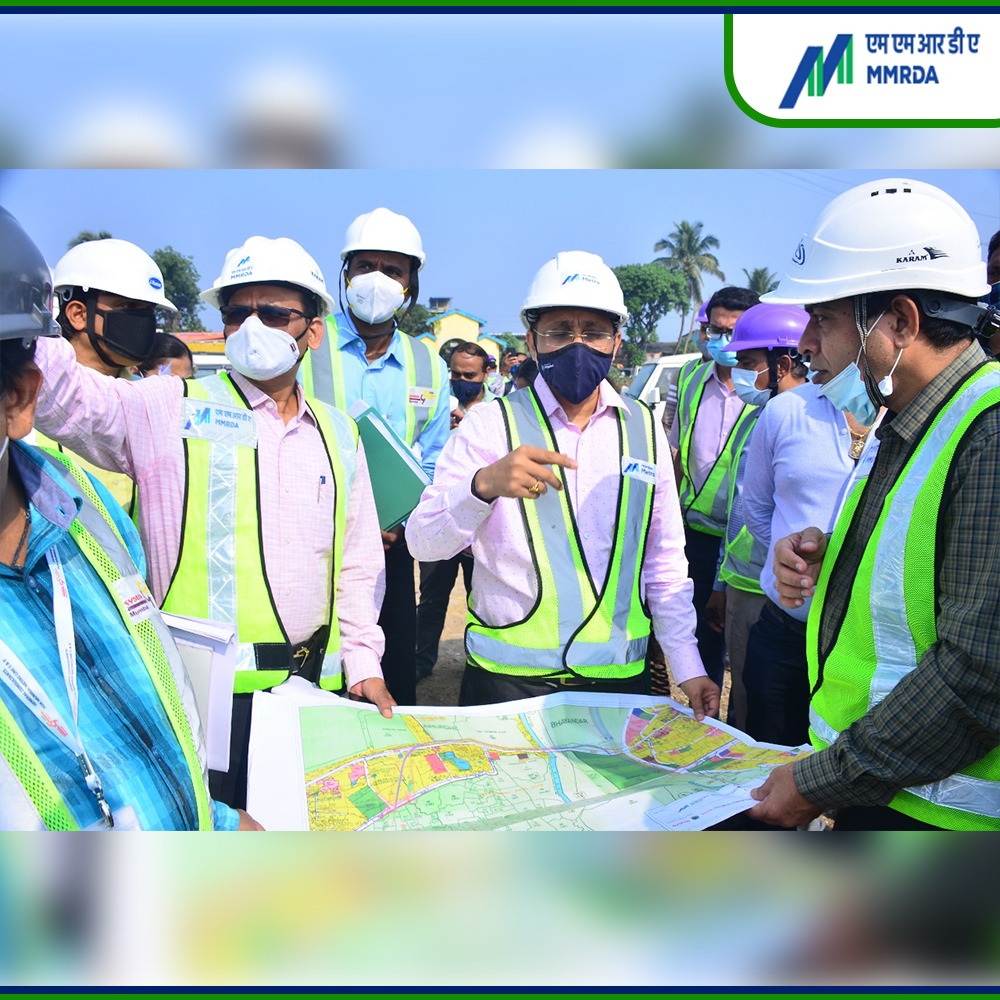 MMRDAOfficial's tweet photo. #MetroCatchUpPlan #MMRDAMetroUpdate
Today, Shri S.V.R. Srinivas IAS, Metropolitan Commissioner, visited various project sites of Metro Line 2A & Metro Line 9 to inspect the overall progress with the team and also review the site of the proposed Metro Carshed at Raimurdhe https://t.co/gbIOmJAJyE