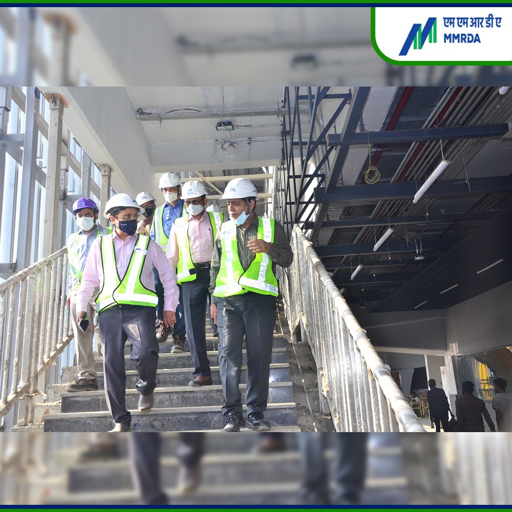 MMRDAOfficial's tweet photo. #MetroCatchUpPlan #MMRDAMetroUpdate
Today, Shri S.V.R. Srinivas IAS, Metropolitan Commissioner, visited various project sites of Metro Line 2A & Metro Line 9 to inspect the overall progress with the team and also review the site of the proposed Metro Carshed at Raimurdhe https://t.co/gbIOmJAJyE