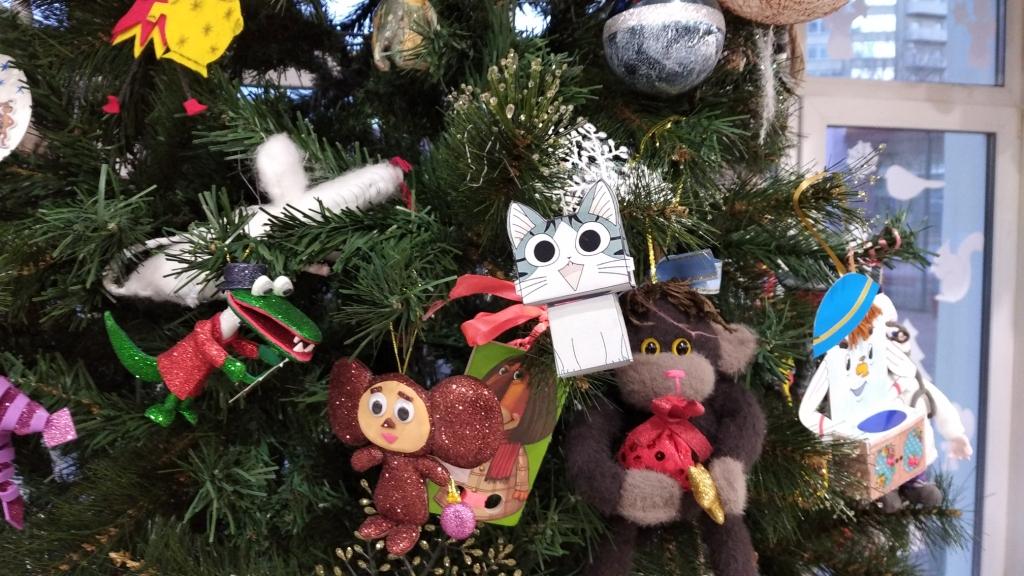 Мы  продолжаем школьную традицию – нашу елку украшают игрушки, сделанные учениками школы.                                                                                                                 Это персонажи произведений К.Чуковского,С. Маршака и Э. Успенского.