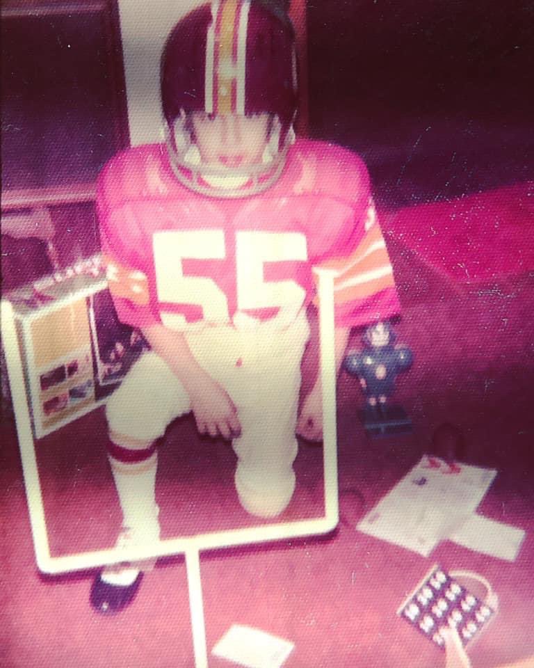 HailToTheWFT's tweet photo. I’ve been supporting the @WashingtonNFL my entire life. First jersey was Chris Hanburger that Santa brought in 1975, helmet was signed by Larry Brown and Pat Fischer. Later that day I mastered booting 50 yarders with Super Toe, fully suited up. #SuperToe #HTTR #Christmas https://t.co/6TELDzZHXt