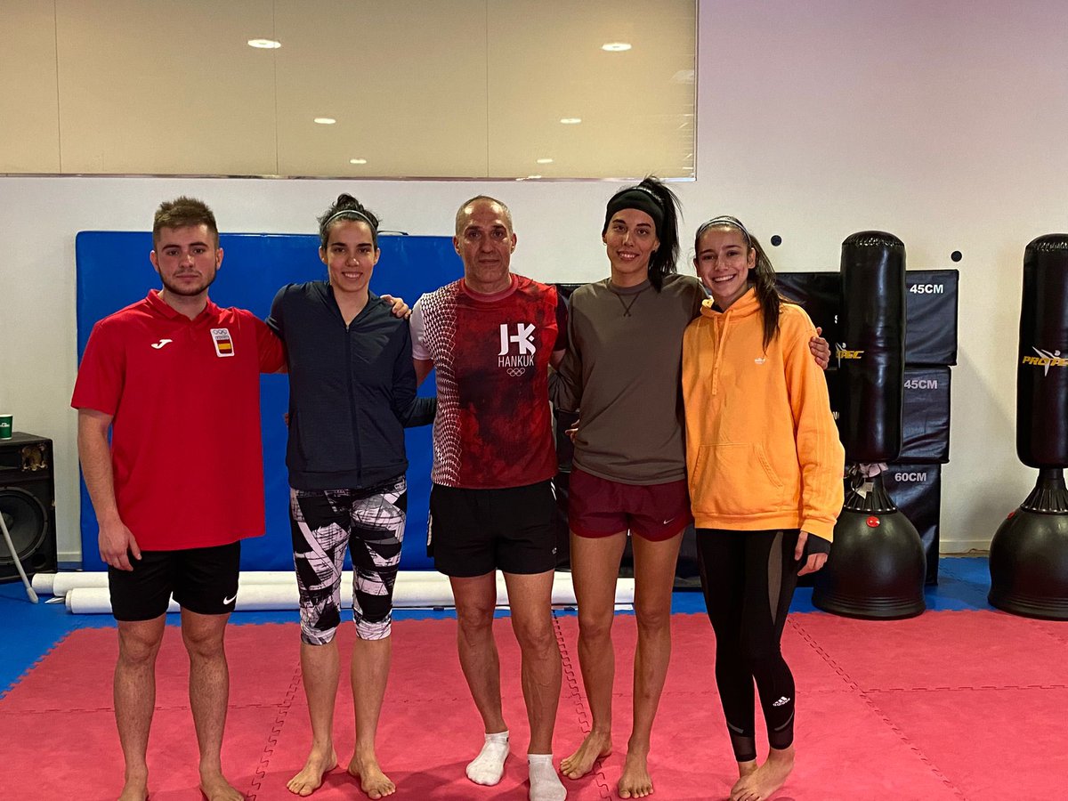JesusRamal1's tweet photo. Entrenamiento 🏋️‍♀️ matinal en @HankukTkd #Sanse  con @ACerezoPodium @Marta_Calv0 y  @evusa91 💪💪💪 #powerfulwomen https://t.co/6k1ziCTHcK