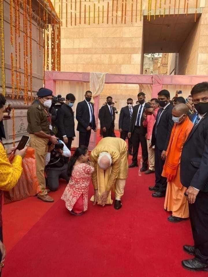RUDRANofficial's tweet photo. 🇮🇳Jai Bhaarat
#Aarati_Dogra, an #IAS_Officer who was the #Chief_Architect_behind_the_renovation_of_Kasi_Sri_Vishswanathar_Temple.. She is rather short (just 3feet , 6 inches) but, obtained #56th_Rank_in the #UPSC_Exam in her very #first_attempt, daughter of an Army Officer. https://t.co/AwHP4XJ8aF