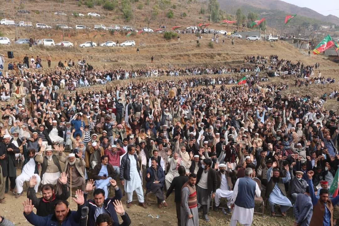 _KPUpdates's tweet photo. سوات: وفاقی وزیر مواصلات @MuradSaeedPTI کا  سوات میں بڑے اجتماع سے خطاب 

سوات میں ریکارڈ ترقیاتی کام کئے، ہماری حکومت کا عوام کی خدمت مقصد ہے،ایک دور تھا سوات میں سکول، کالجز، سڑکیں اور پلیں تباہی کا شکار تھے اور آج سوات ترقی کیراہپرگامزن ہے :: مراد سعید 

#KPKUpdates https://t.co/28QqNdSope