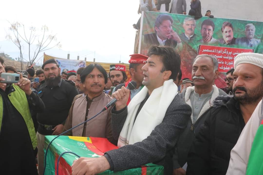 _KPUpdates's tweet photo. سوات: وفاقی وزیر مواصلات @MuradSaeedPTI کا  سوات میں بڑے اجتماع سے خطاب 

سوات میں ریکارڈ ترقیاتی کام کئے، ہماری حکومت کا عوام کی خدمت مقصد ہے،ایک دور تھا سوات میں سکول، کالجز، سڑکیں اور پلیں تباہی کا شکار تھے اور آج سوات ترقی کیراہپرگامزن ہے :: مراد سعید 

#KPKUpdates https://t.co/28QqNdSope