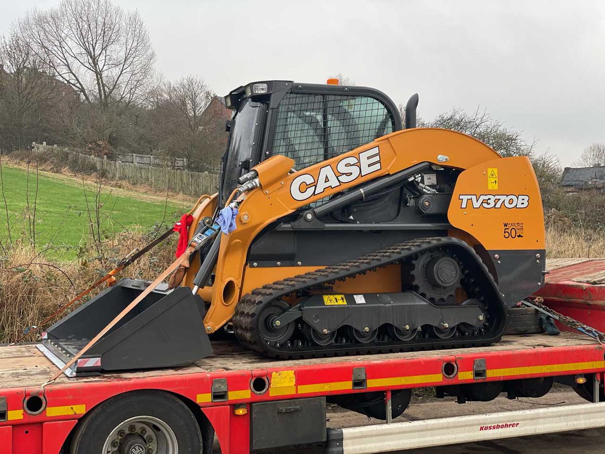 warwickward's tweet photo. With the strength and performance to handle your toughest jobs, this all-new CASE B Series compact track loader is just leaving our yard and heading to a customer in the Northeast.

#TV370B #TrackedLoader #SkidSteer #CaseCE #Northeast https://t.co/l6X0iExkuO
