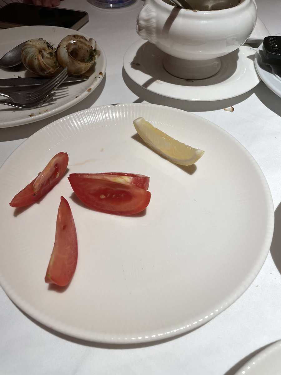 mycartier_'s tweet photo. วันนี้เราไปกินอาหารร้านนึง petits _lats แล้วเสียความรู้สึกมากๆค่ะ อาหารช้ามากก(สั่งเหมือนกันแต่โต๊ะอื่นที่มาทีหลังได้ก่อน) เราเลยก็ตามไป3รอบ หลังจากนั้นพนง.ก็เสิร์ฟจานนี้ให้เรา แล้วร้านตอบมาแบบนี้ ทุกคนคิดว่าไงคะ https://t.co/fcvNeeqYml