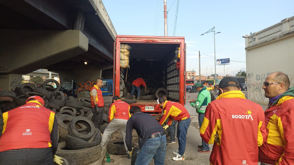 Uaesp's tweet photo. ¡Inició la gran jornada de recolección de llantas en Bogotá! En alianza con alcaldías locales de @rafaeluribeu, @AlcaldiadeBosa, @Alcaldiakennedy, @ALCBolivar, @ALCtunjuelito, @Engativalcaldia y @AlcaldiaBunidos. También, @GobiernoBTA, @IDIGER, @SectorMovilidad e @integracionbta. https://t.co/lzpAw0qcG4