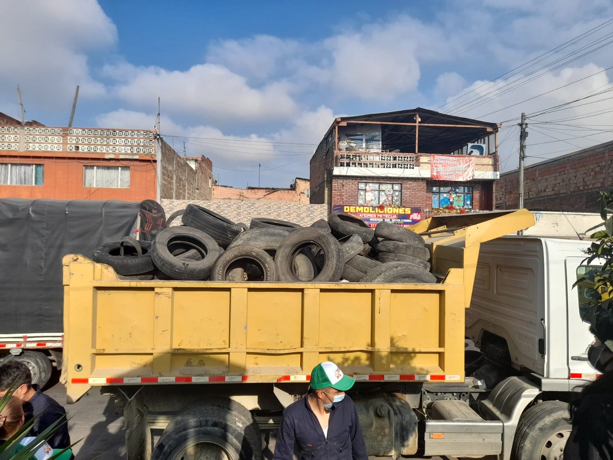 Uaesp's tweet photo. ¡Inició la gran jornada de recolección de llantas en Bogotá! En alianza con alcaldías locales de @rafaeluribeu, @AlcaldiadeBosa, @Alcaldiakennedy, @ALCBolivar, @ALCtunjuelito, @Engativalcaldia y @AlcaldiaBunidos. También, @GobiernoBTA, @IDIGER, @SectorMovilidad e @integracionbta. https://t.co/lzpAw0qcG4