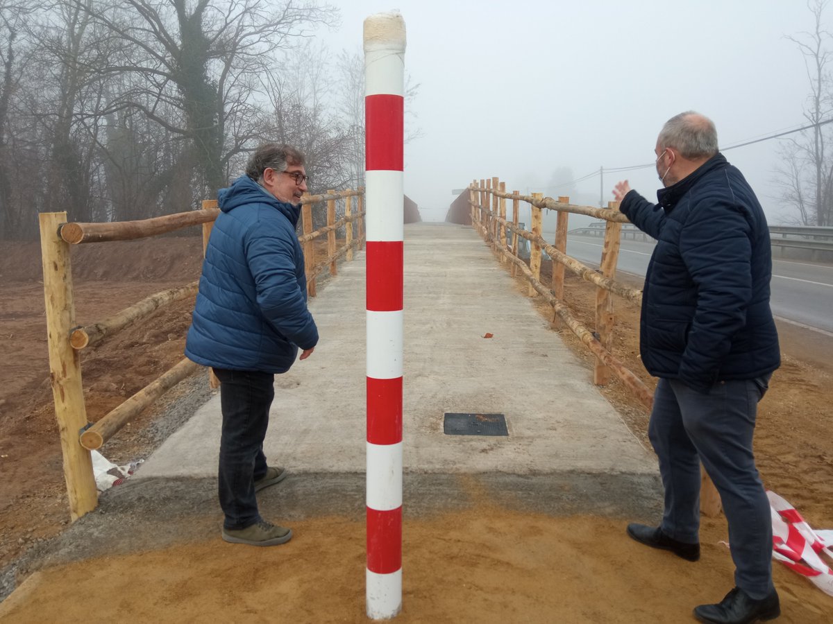 DiputacioGirona's tweet photo. 🛠️🚵El diputat i president de @viesverdesgi, Eduard Llorà, i l'alcalde de #VallBas i diputat de #MediAmbientDdGi, Lluís Amat, inauguren dos trams de #viaverda al municipi. 

✅L'actuació enllesteix la xarxa ciclista que connecta els nuclis de #VallBas.
👉https://t.co/eoAytQV8wK https://t.co/sZzSa9rQ4k