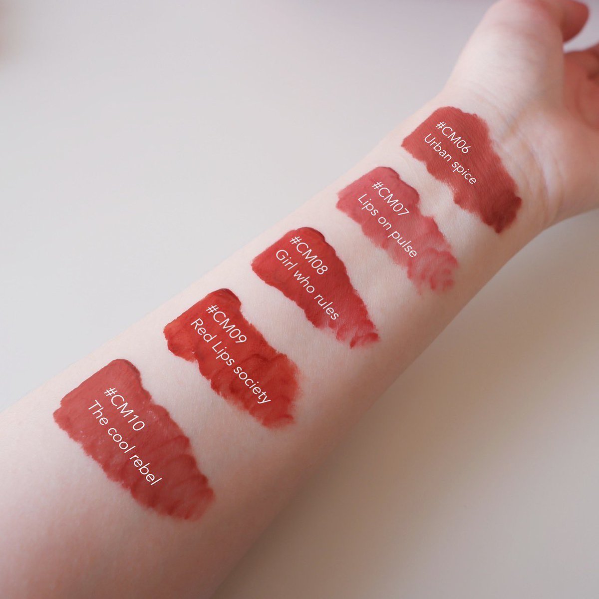Viviennewonder's tweet photo. โอโห ออกมาอีกแล้ว ทางเราก็ต้องมีอีกแล้ว Maybelline Cushion matte ลิปแมตต์เนื้อคุชชั่นเบาบางเนื้อนุ่ม ไม่แห้งจนเกินไป ทาแล้วละมุนมาก เบลนด์แล้วสวยไม่ต้องอะไรเยอะ ออกมา 5 สีใช้งานง่าย แถมติดทน กินอะไรก็ไม่หลุดง่าย  วันนี้สวอชลงปากสี CM06 ส้มอมแดงสวยๆกำลังดี
#นุ่มกว่าหนุนหมอน https://t.co/hrb2dCsW1p