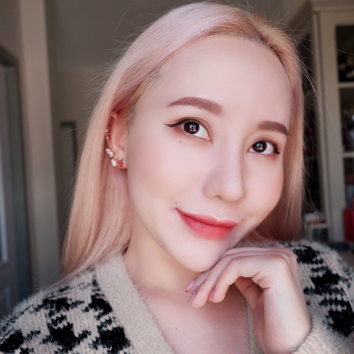 Viviennewonder's tweet photo. โอโห ออกมาอีกแล้ว ทางเราก็ต้องมีอีกแล้ว Maybelline Cushion matte ลิปแมตต์เนื้อคุชชั่นเบาบางเนื้อนุ่ม ไม่แห้งจนเกินไป ทาแล้วละมุนมาก เบลนด์แล้วสวยไม่ต้องอะไรเยอะ ออกมา 5 สีใช้งานง่าย แถมติดทน กินอะไรก็ไม่หลุดง่าย  วันนี้สวอชลงปากสี CM06 ส้มอมแดงสวยๆกำลังดี
#นุ่มกว่าหนุนหมอน https://t.co/hrb2dCsW1p