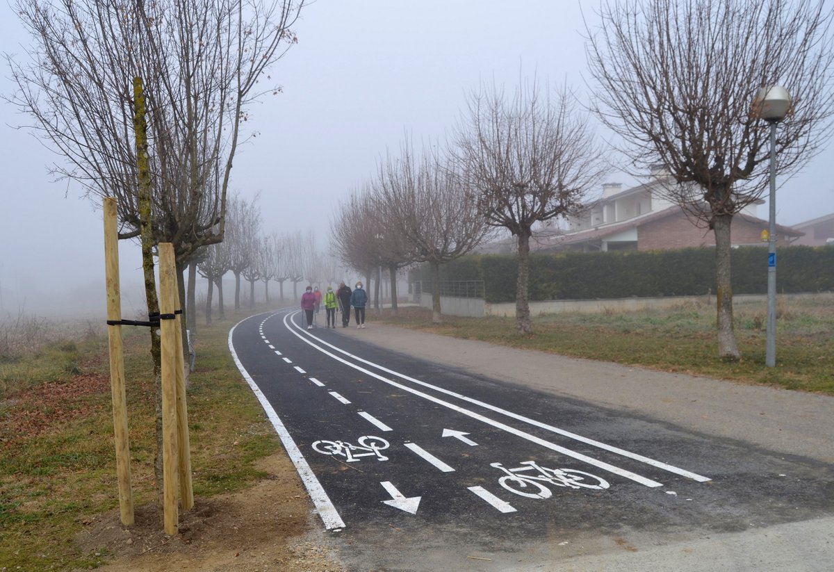 DiputacioGirona's tweet photo. 🛠️🚵El diputat i president de @viesverdesgi, Eduard Llorà, i l'alcalde de #VallBas i diputat de #MediAmbientDdGi, Lluís Amat, inauguren dos trams de #viaverda al municipi. 

✅L'actuació enllesteix la xarxa ciclista que connecta els nuclis de #VallBas.
👉https://t.co/eoAytQV8wK https://t.co/sZzSa9rQ4k