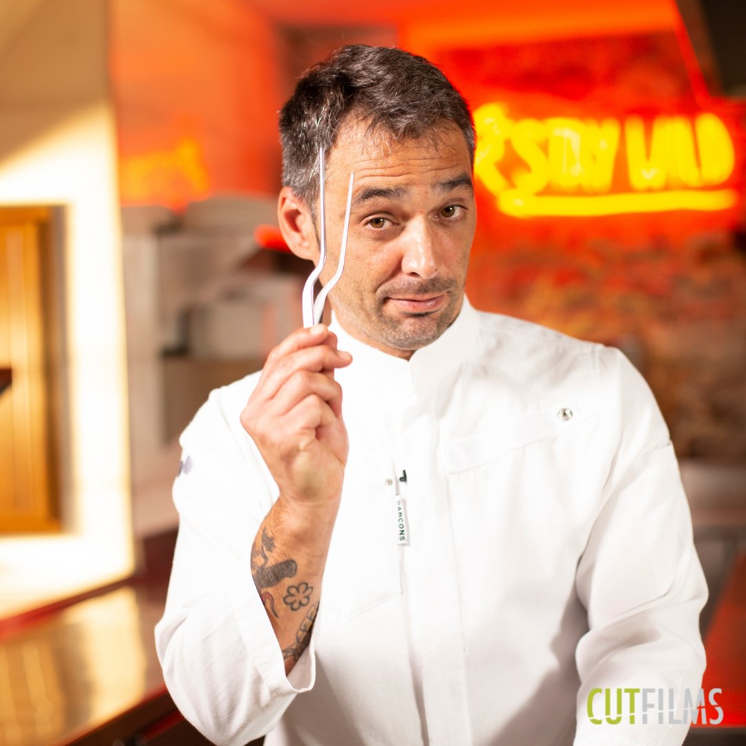 cut_spain's tweet photo. Aprovechamos estas fechas para compartir nuestro último trabajo gastronómico 🍗🎄

Aquí tenemos al genio 👨🏽‍🍳 de Eduardo Quintana preparando este  “solomillo de cordero lechal, pistacho y crema de tubérculos” en @la_bicicleta_restaurante.  Increíble @carnedecordero https://t.co/E7wgCJhzJq