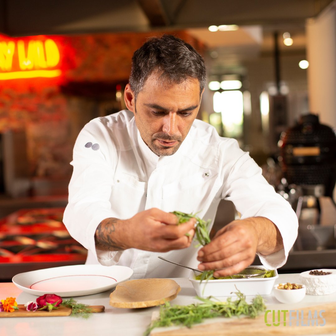 cut_spain's tweet photo. Aprovechamos estas fechas para compartir nuestro último trabajo gastronómico 🍗🎄

Aquí tenemos al genio 👨🏽‍🍳 de Eduardo Quintana preparando este  “solomillo de cordero lechal, pistacho y crema de tubérculos” en @la_bicicleta_restaurante.  Increíble @carnedecordero https://t.co/E7wgCJhzJq