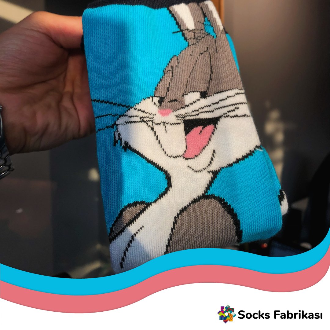 🥕 Looney Tunes'un efsanevi çizgi karakteri Bugs Bunny şimdi tarzını öne çıkartmak için seni bekliyor. 🐰

#socksoftheday #socks #looneytunes #bugsbunny #cartoon