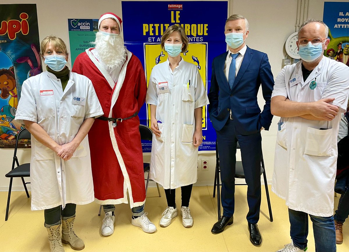 yannbubien's tweet photo. Au @CHUBordeaux c’est le père Noël qui vaccine les enfants (il est également en 5ème année de pharma)🎅Merci aux équipes Dr @LafitteMarianne et @EocheLoic 🙏 #vaccination #VaccinezVous @MathieuMolimard @celine_etchetto @thomaspoulenc @AnneMoulin33 @GuillaumeRafael @LScheirlinck https://t.co/cyDyNcXv3k