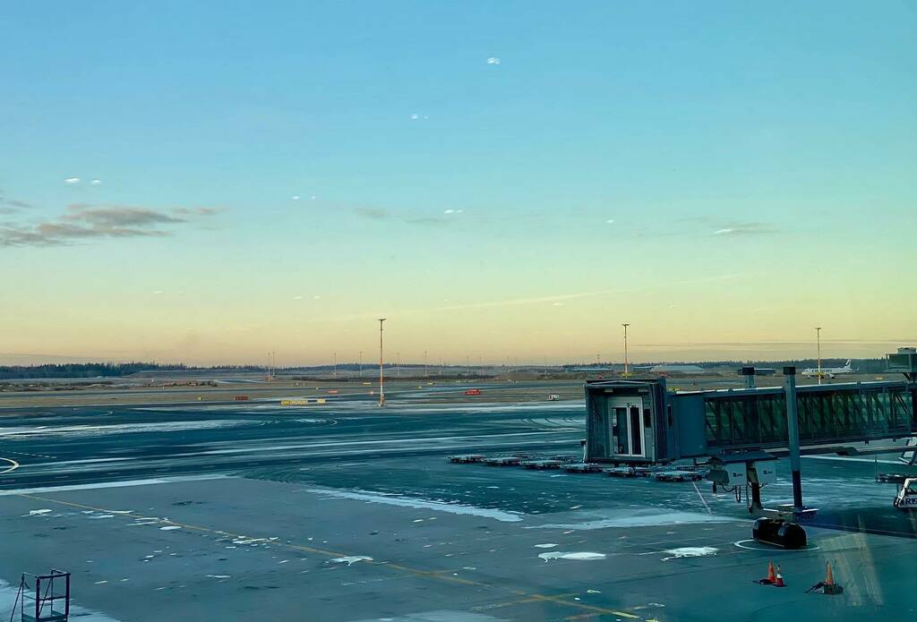 beautiful abandomned helsinki airport - stop over at it’s best #helsinki #airport #kenschluchtmann https://t.co/Pb3tPVvSjq https://t.co/1F0ju6sFNS